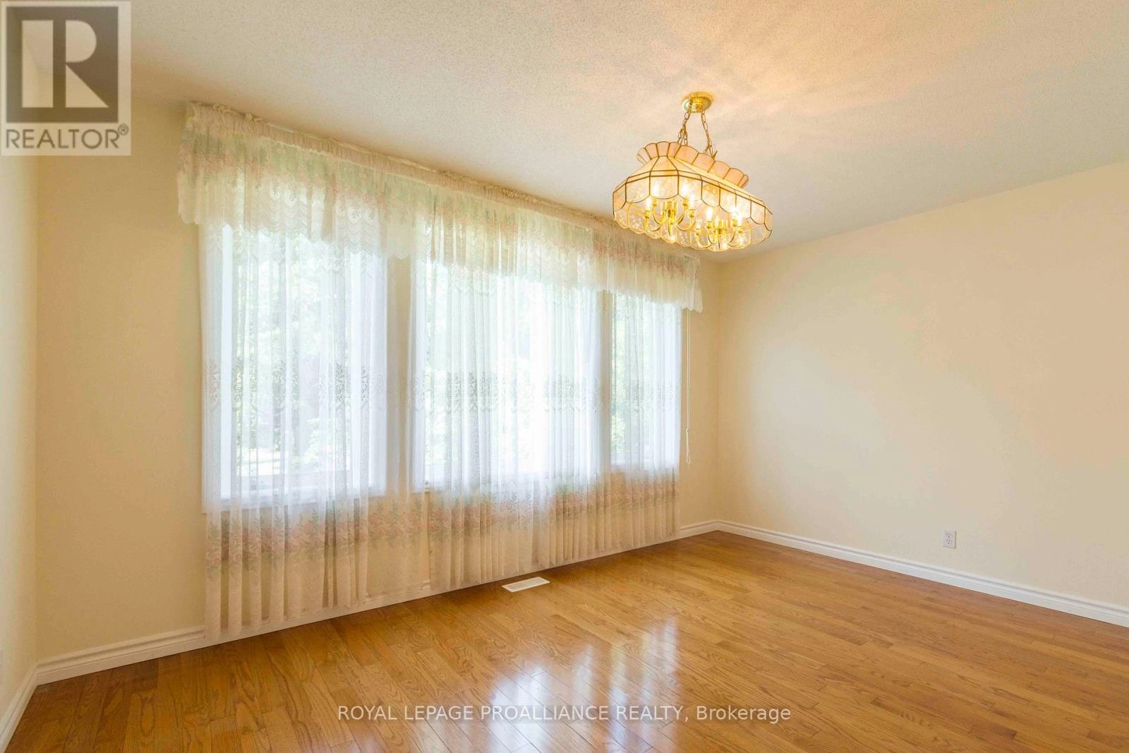 34 Edgeview Drive, Quinte West, Ontario K8V 3G4 - Photo 5 - X12336815