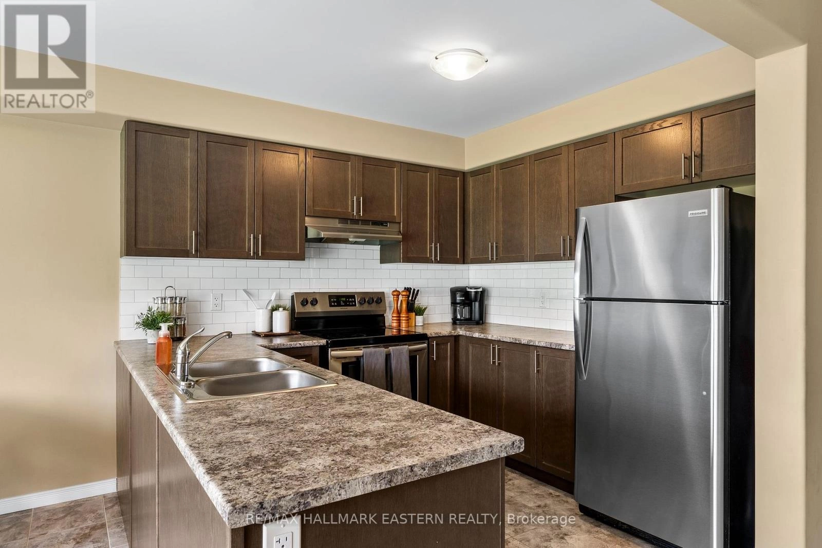 1649 Hetherington Drive, Peterborough North, Ontario K9L 0G6 - Photo 4 - X12330207