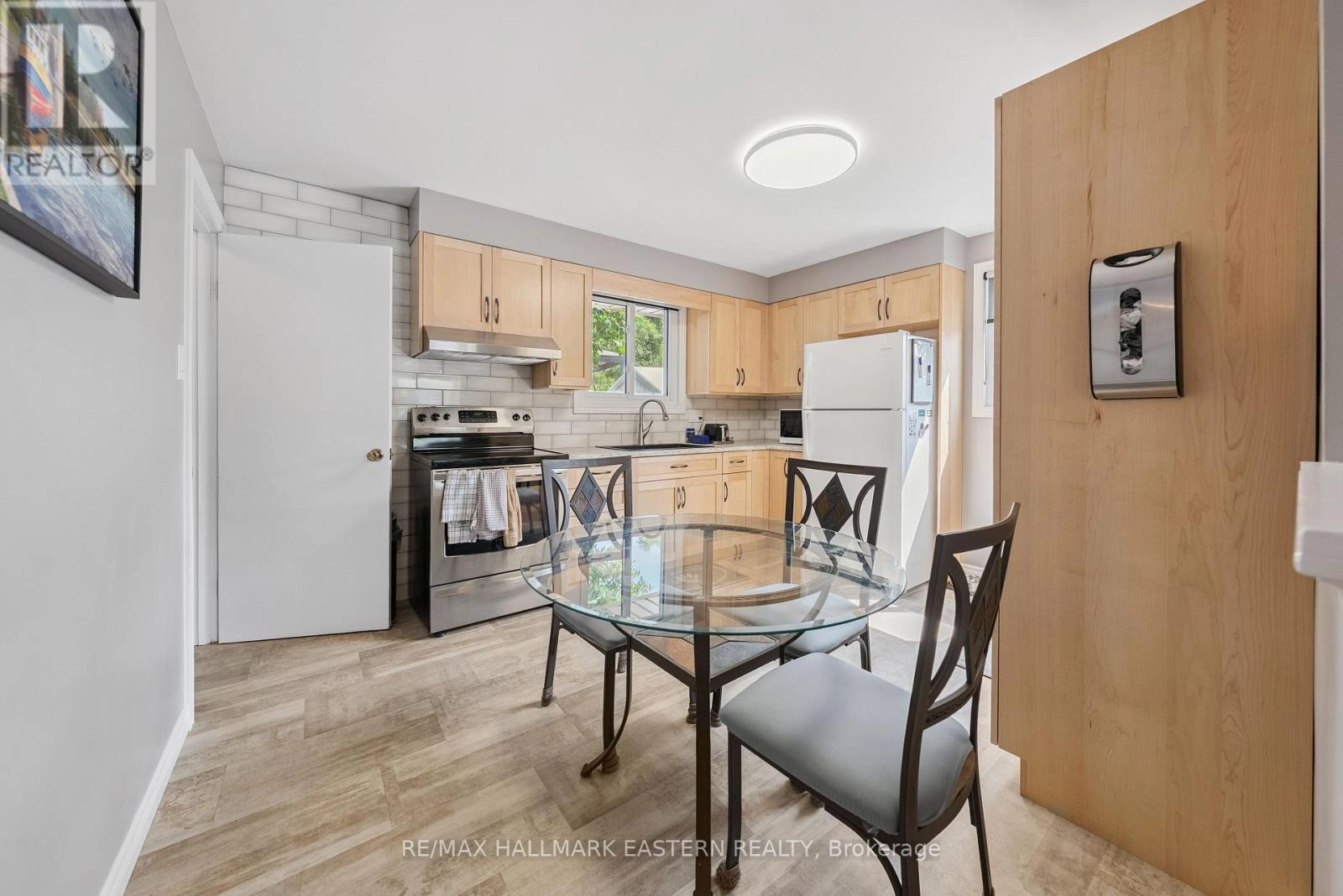 604 Garside Drive, Peterborough East, Ontario K9H 7C7 - Photo 5 - X12344443