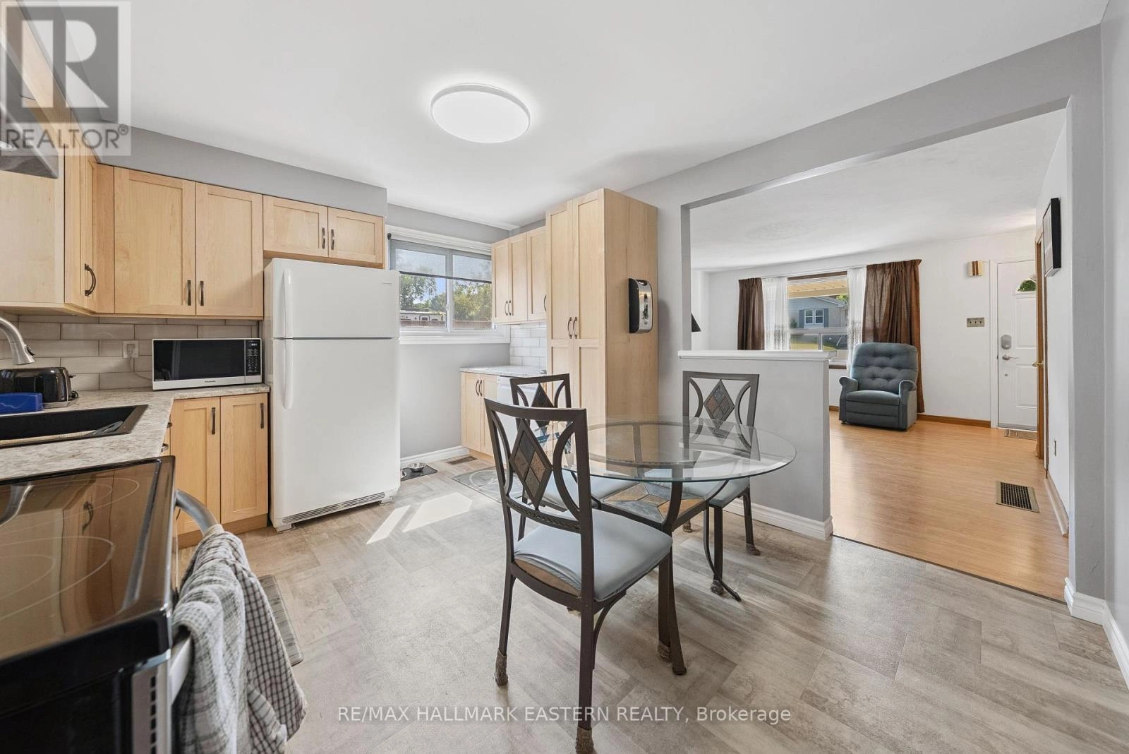 604 Garside Drive, Peterborough East, Ontario K9H 7C7 - Photo 6 - X12344443