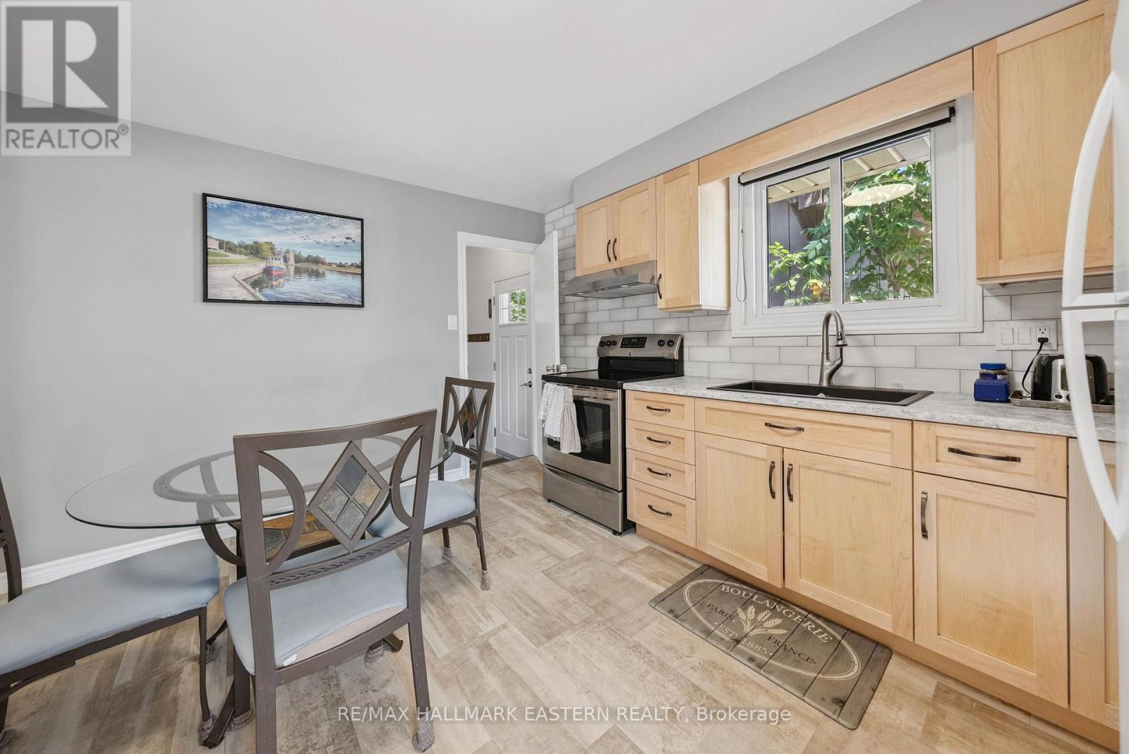 604 Garside Drive, Peterborough East, Ontario K9H 7C7 - Photo 7 - X12344443