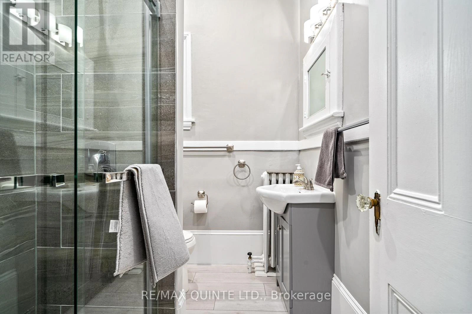 156 Bridge Street E, Belleville, Ontario  K8N 1M9 - Photo 7 - X12347807