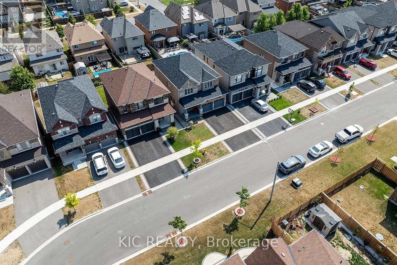 135 Woolacott Lane, Clarington, Ontario  L1C 0J4 - Photo 3 - E12349822