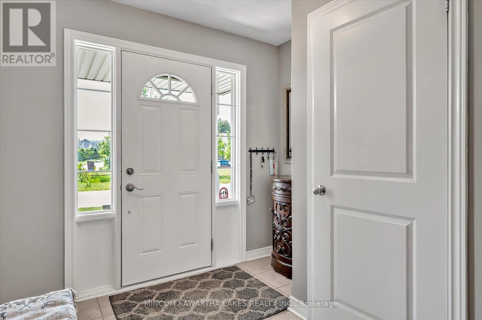 2 Peace Crescent, Peterborough North, Ontario K9H 0C1 - Photo 4 - X12350983