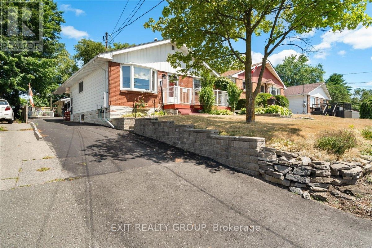 28 Kidd Avenue, Quinte West, Ontario  K8V 2C7 - Photo 3 - X12352356