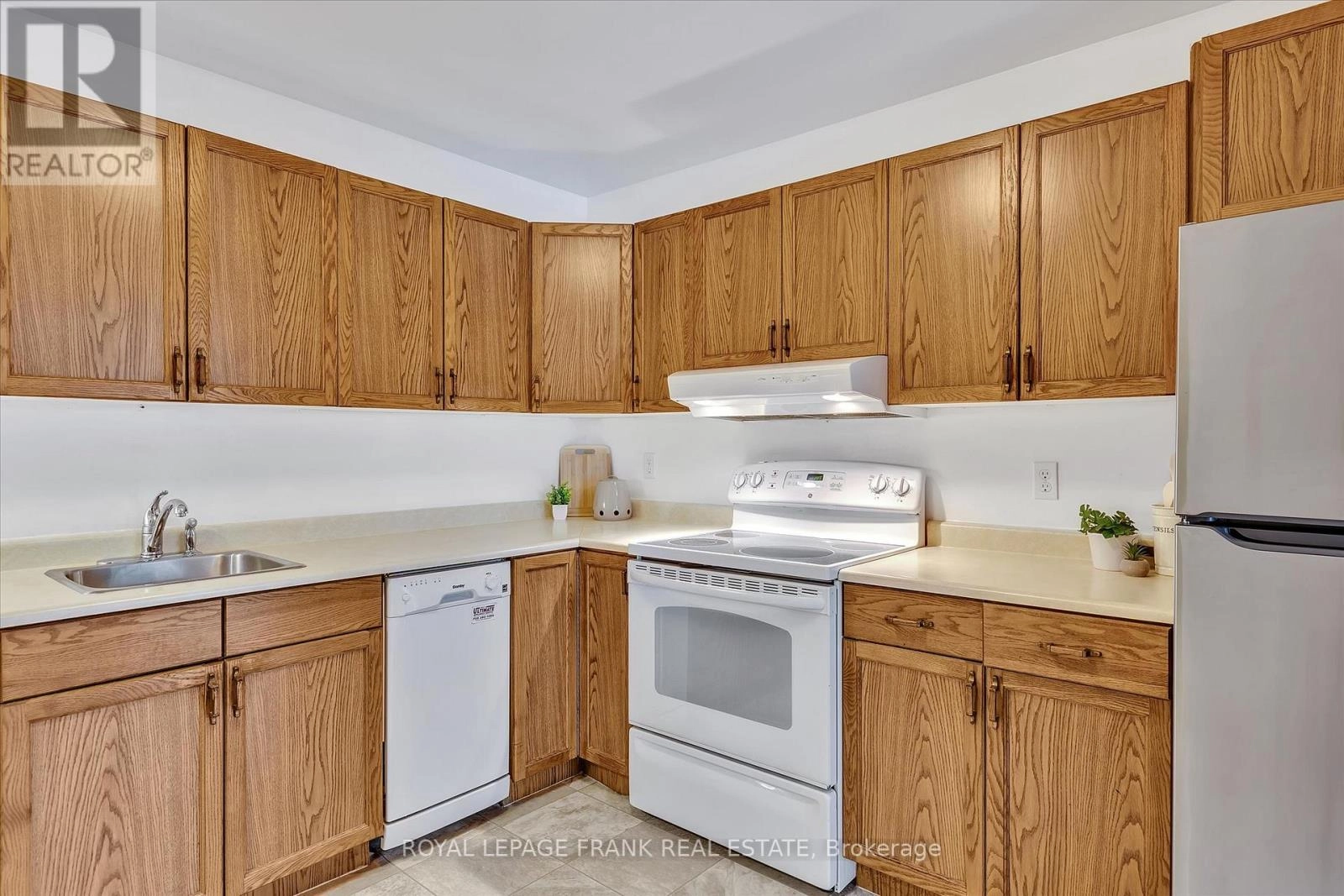 201 - 2406 Mountland Drive, Peterborough West, Ontario  K9K 2E1 - Photo 2 - X12355759