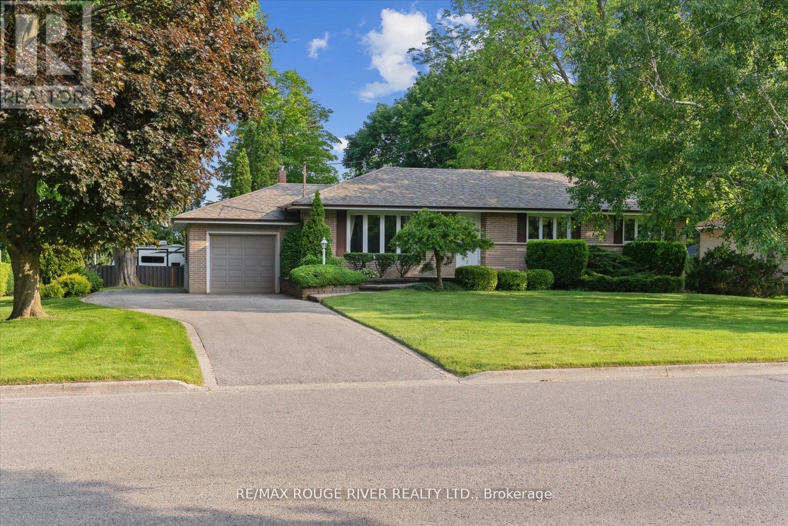 15 Westwood Drive, Whitby, Ontario  L1N 3N8 - Photo 3 - E12357778