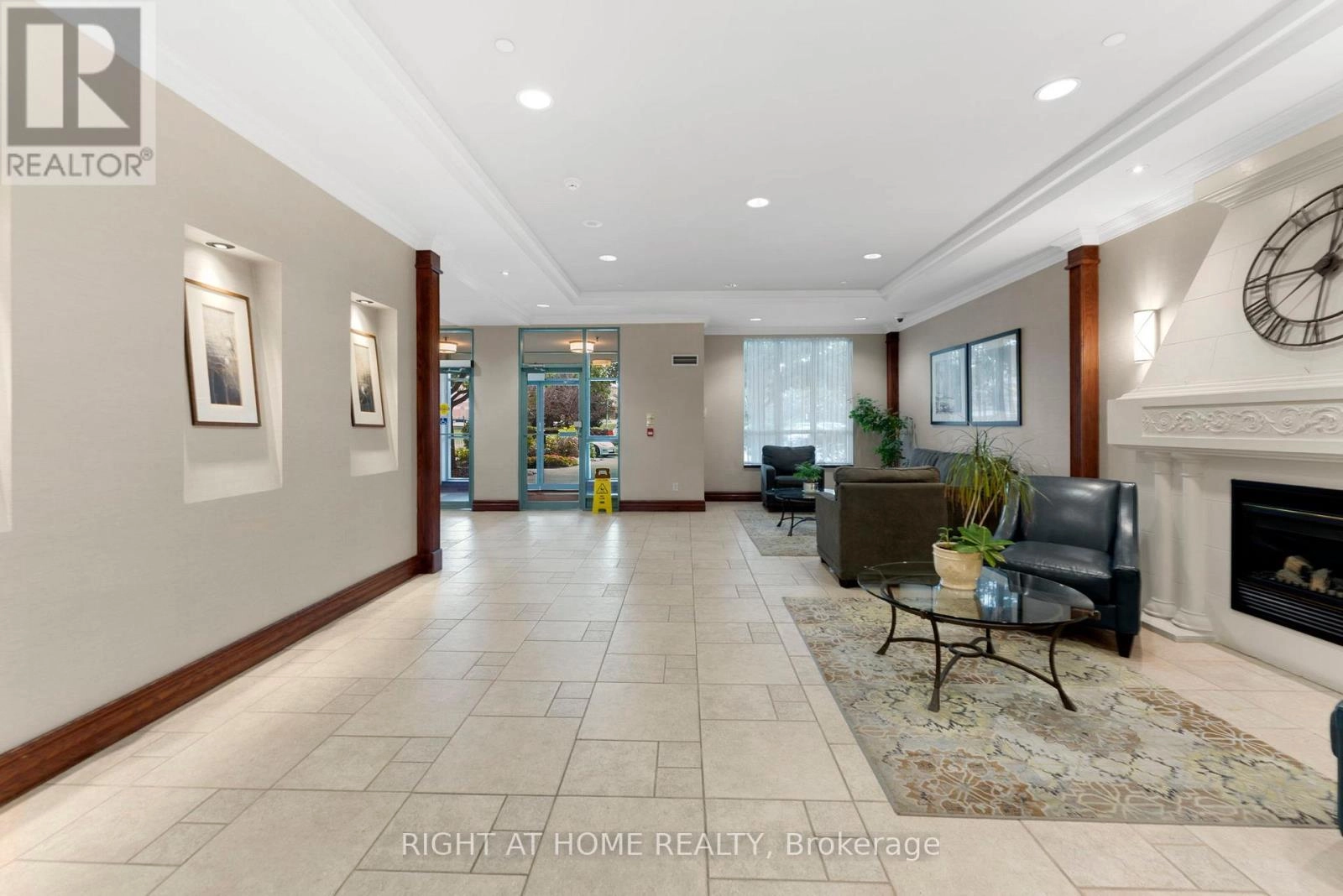1611 - 2545 Erin Centre Boulevard, Mississauga, Ontario  L5M 6Z9 - Photo 2 - W12362852