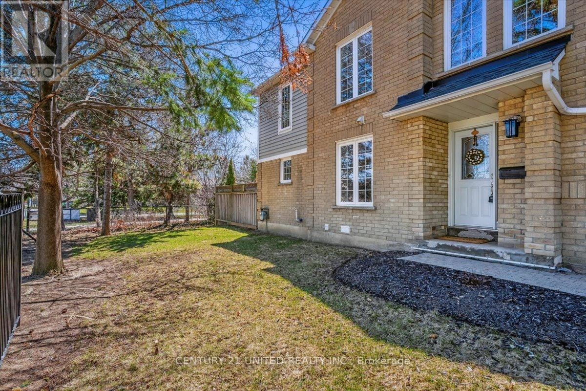 58 - 58 Heathcliffe Square, Brampton, Ontario  L6S 5R5 - Photo 3 - W12363133