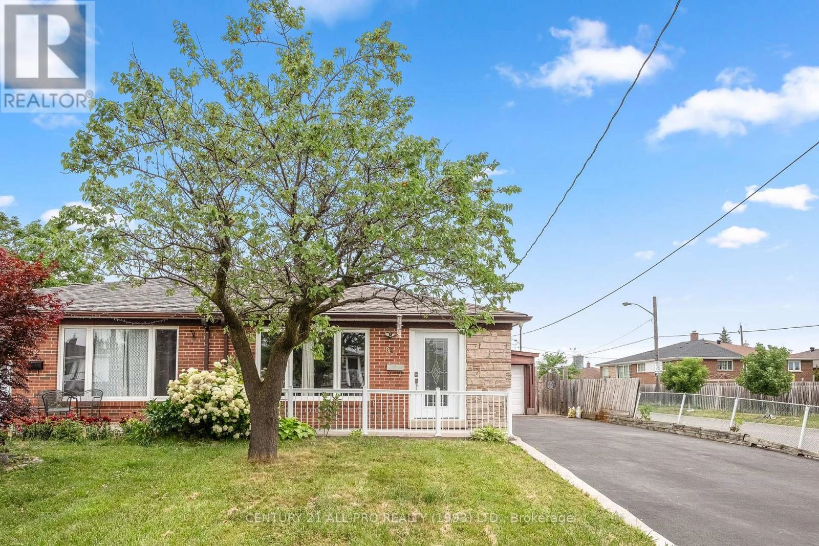 84 Goldsboro Road, Toronto, Ontario  M9L 1A7 - Photo 2 - W12265429