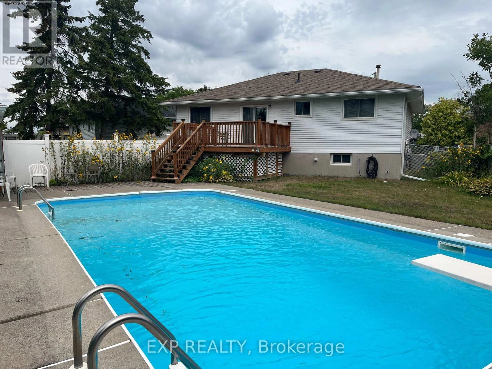 14 Dixie Place W, Belleville, Ontario  K8P 5A9 - Photo 2 - X12363997