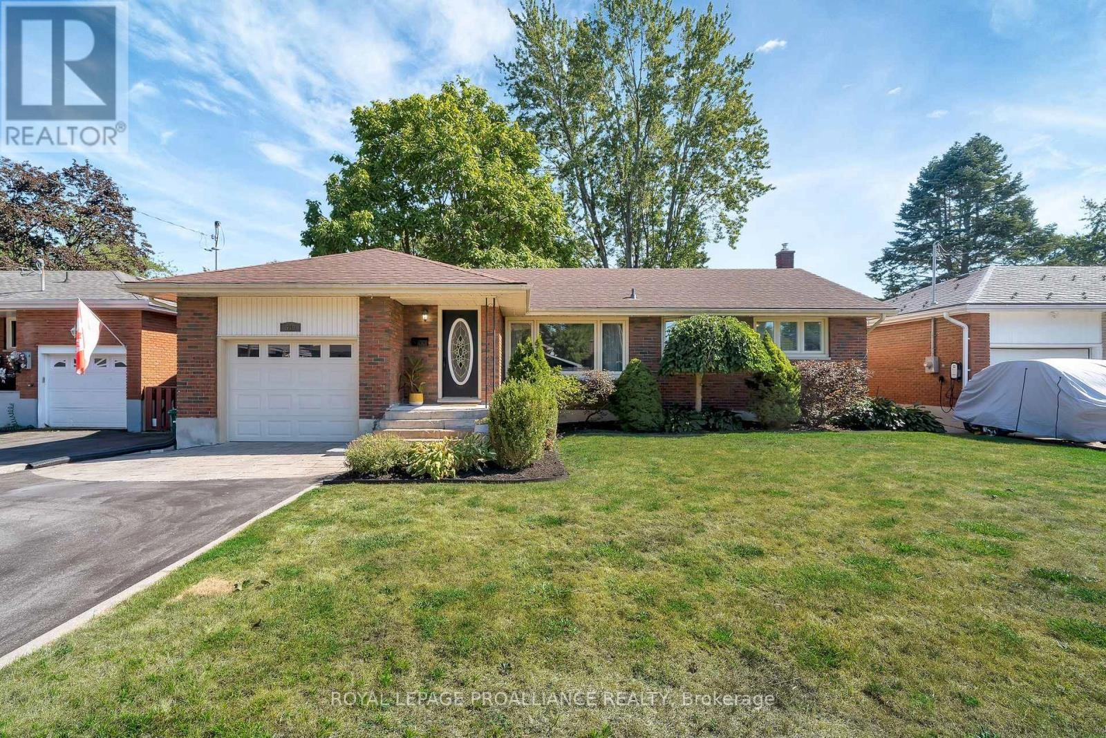 549 Victoria Avenue, Belleville, Ontario  K8N 2G6 - Photo 1 - X12364697