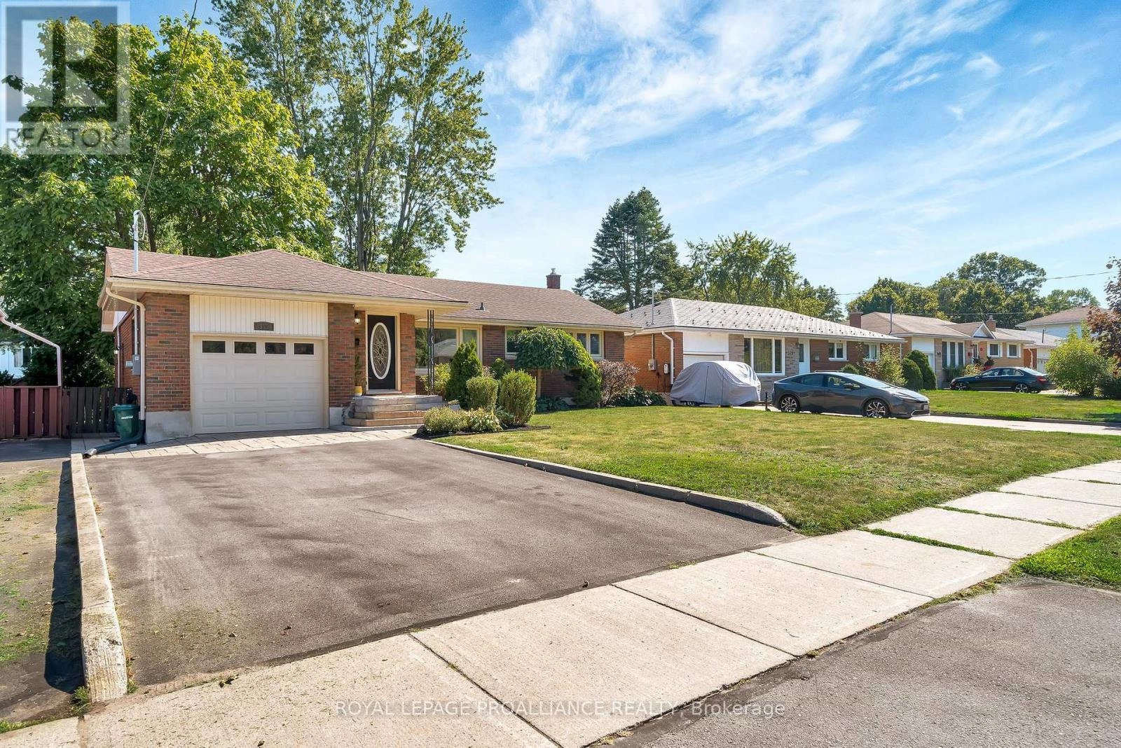 549 Victoria Avenue, Belleville, Ontario  K8N 2G6 - Photo 2 - X12364697