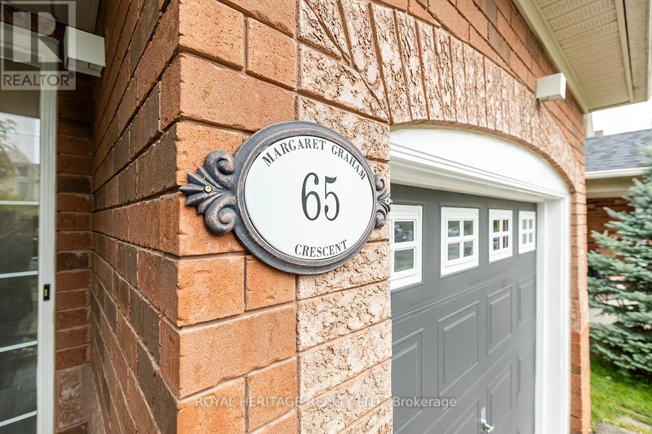 65 Margaret Graham Crescent, East Gwillimbury, Ontario  L0G 1M0 - Photo 2 - N12365732