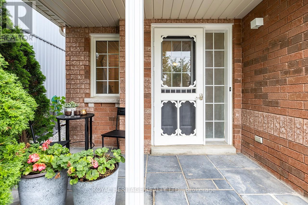 65 Margaret Graham Crescent, East Gwillimbury, Ontario  L0G 1M0 - Photo 3 - N12365732