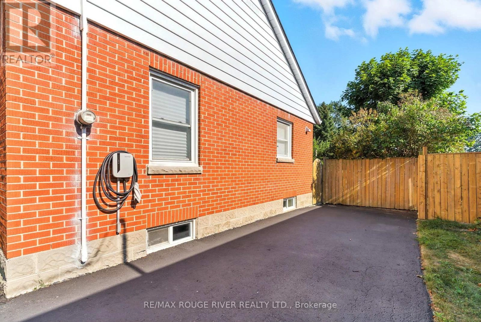 39 Southway Drive, Clarington, Ontario  L1C 1C6 - Photo 2 - E12369745