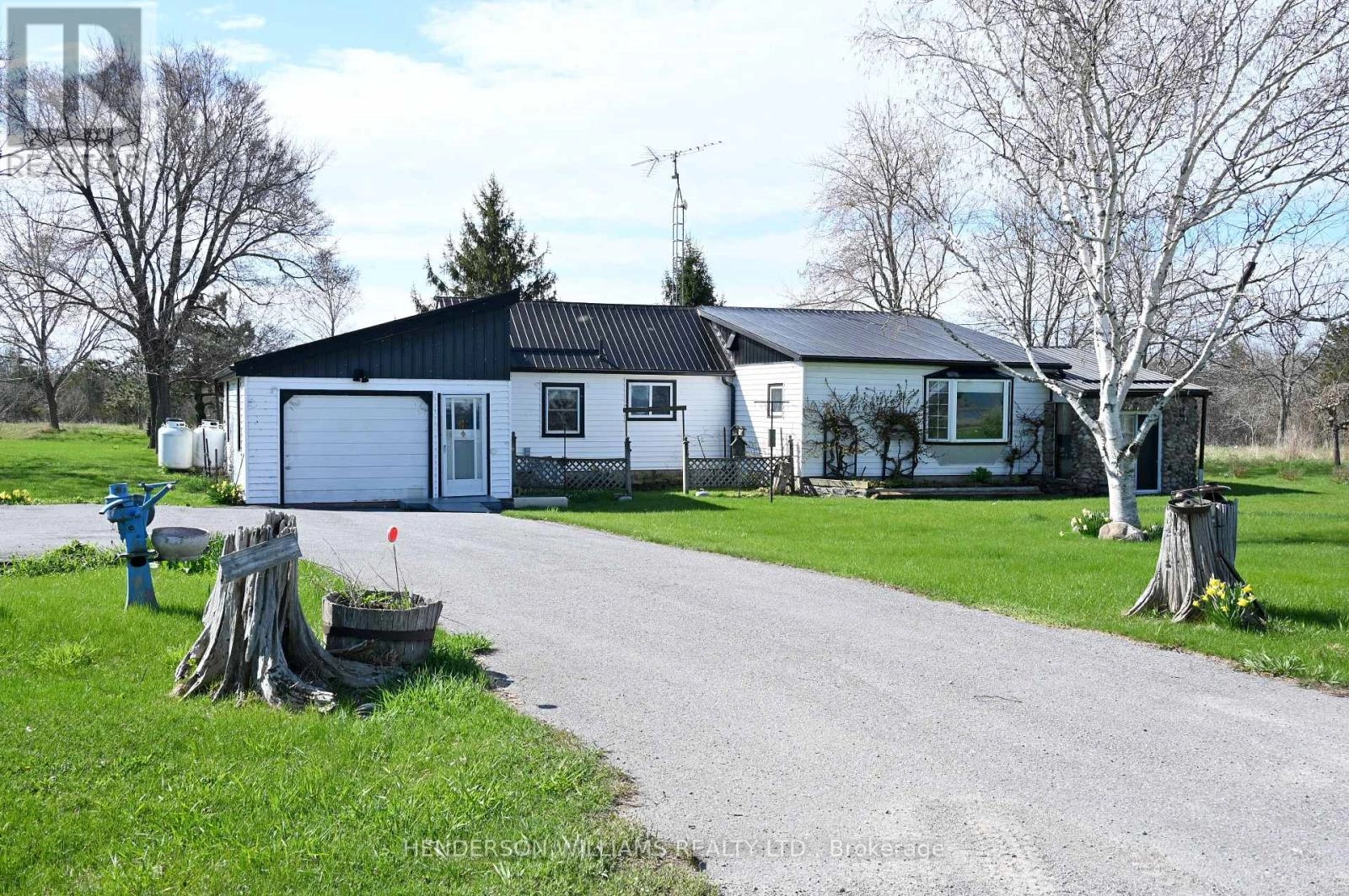 5036 Long Point Road E, Prince Edward County, Ontario  K0K 2T0 - Photo 1 - X12375044