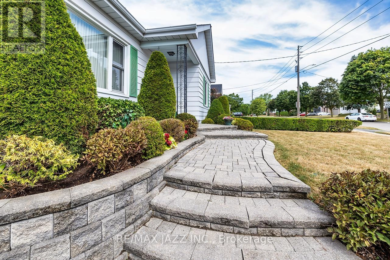 114 Fernhill Boulevard, Oshawa, Ontario  L1J 5J3 - Photo 3 - E12380053
