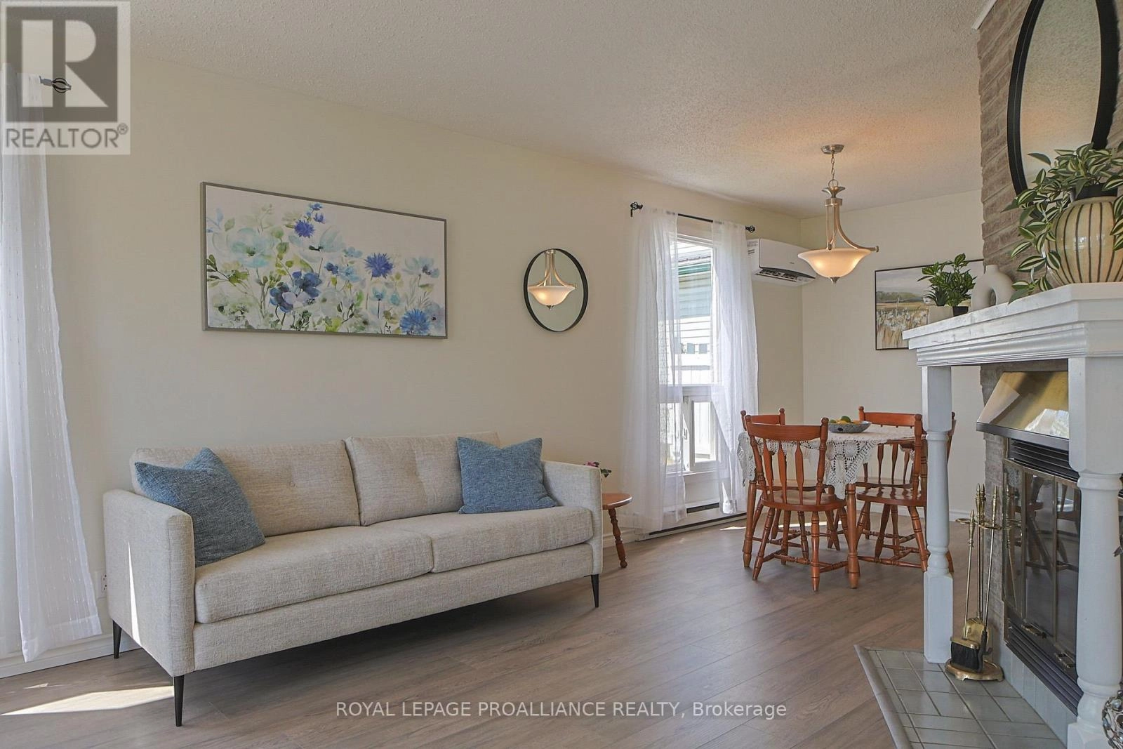 98 East Davis Street, Quinte West, Ontario  K8V 6H4 - Photo 1 - X12375195