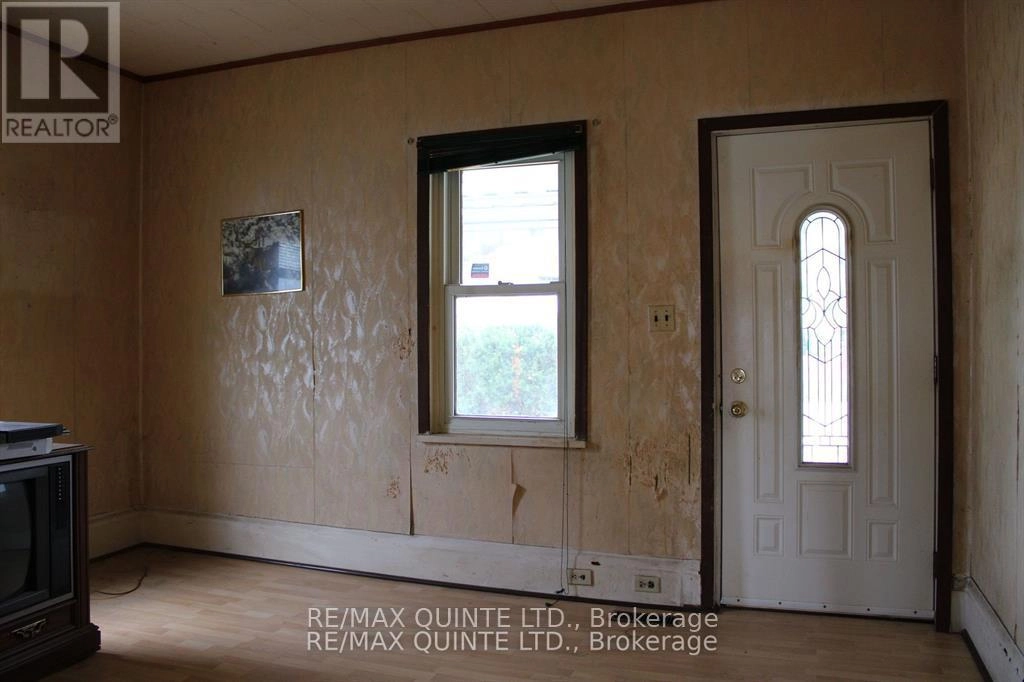 10 Terrance Street, Quinte West, Ontario  K8V 2L5 - Photo 3 - X12384213