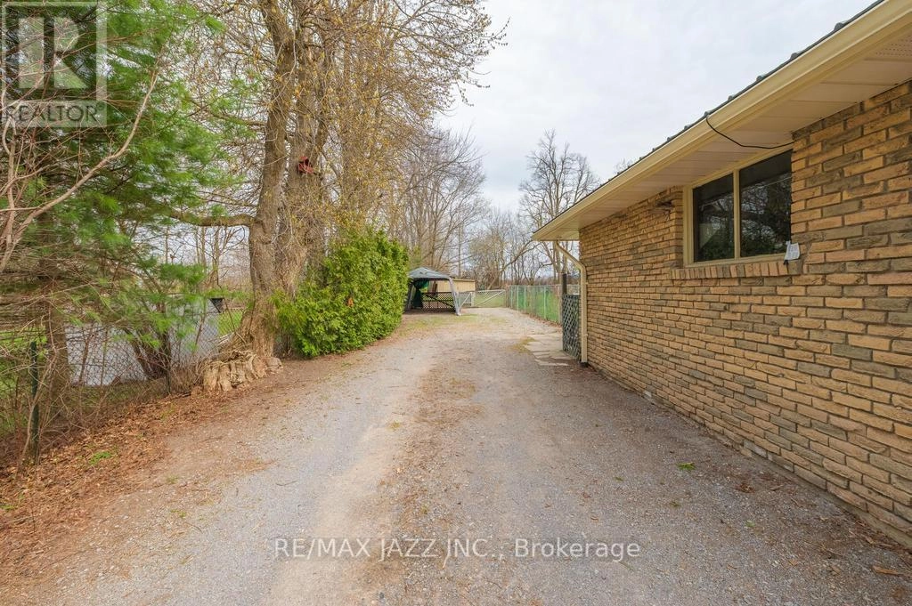 62 Manvers Drive, Kawartha Lakes, Ontario  L0B 1K0 - Photo 2 - X12387997