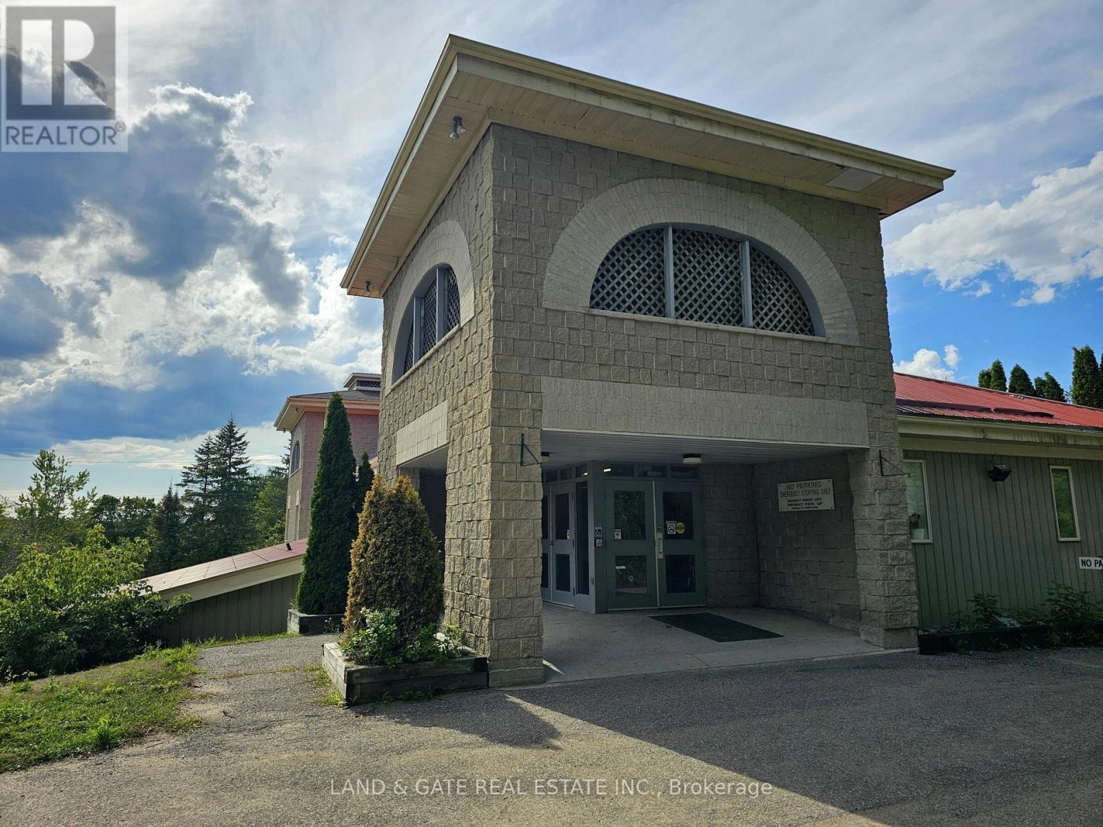 Upper - 205 Francis Street E, Kawartha Lakes, Ontario  K0M 1N0 - Photo 3 - X12388782