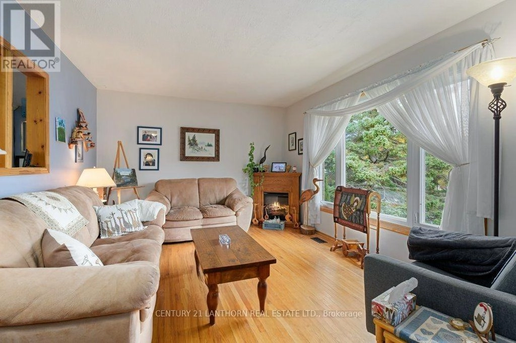 4 Highview Crescent, Belleville, Ontario  K8P 3G4 - Photo 3 - X12390556