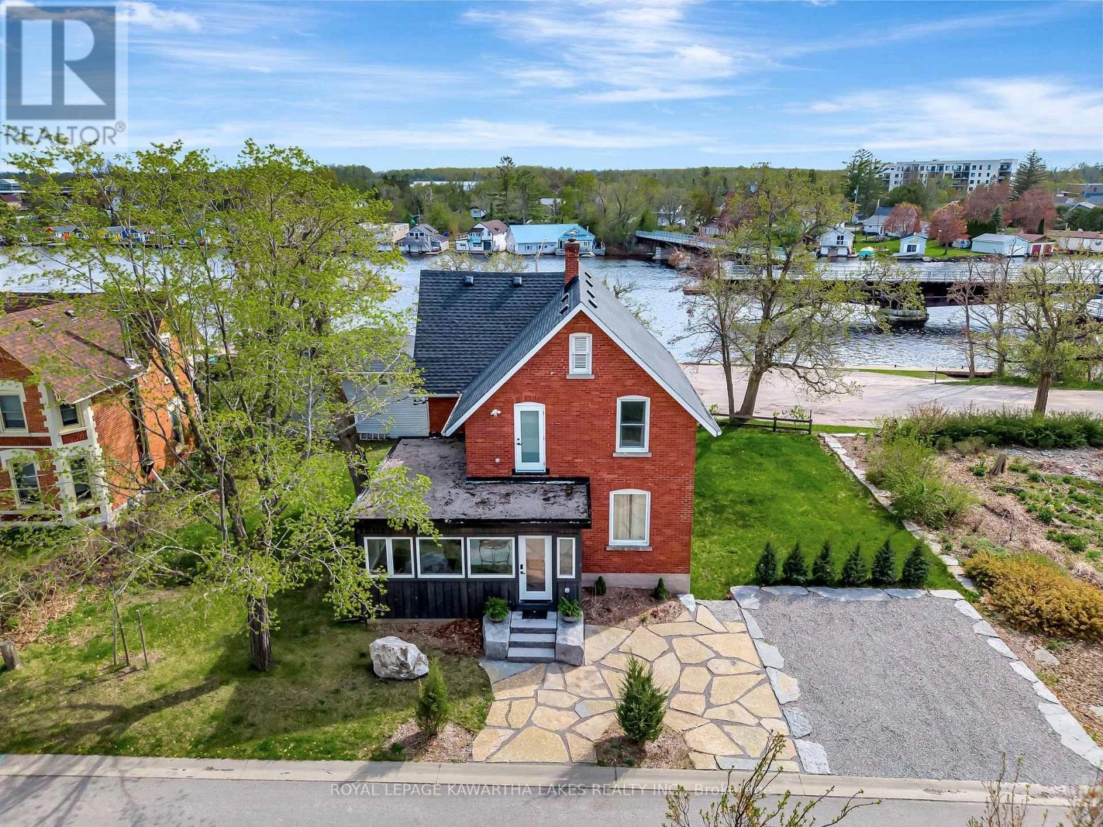 45 Oak Street, Kawartha Lakes, Ontario  K0M 1N0 - Photo 1 - X12391085