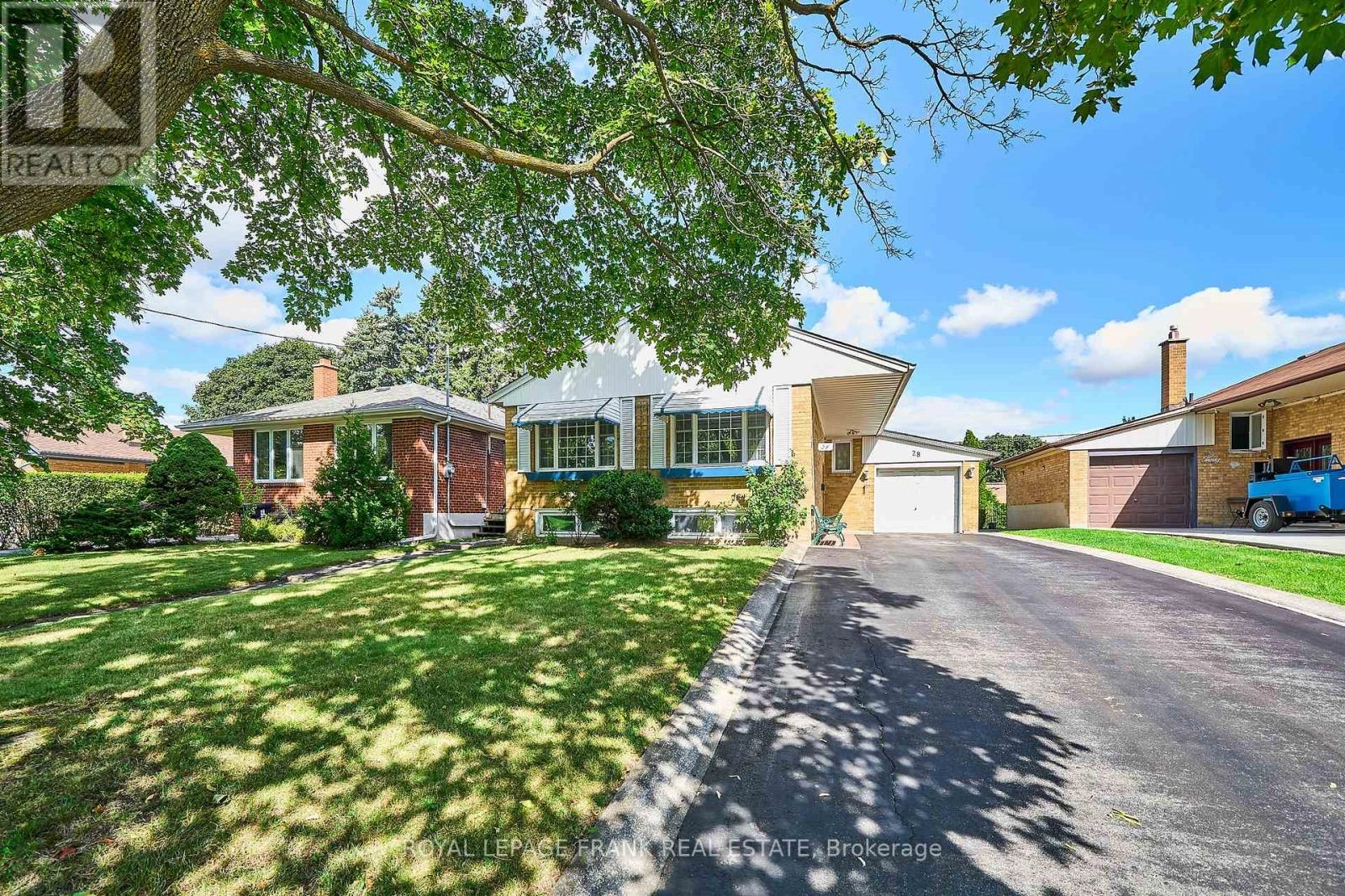 28 Winnipeg Road, Toronto, Ontario  M9P 2E4 - Photo 2 - W12393513