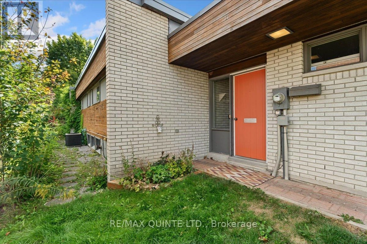 529 Victoria Avenue, Belleville, Ontario  K8N 2G6 - Photo 3 - X12393702