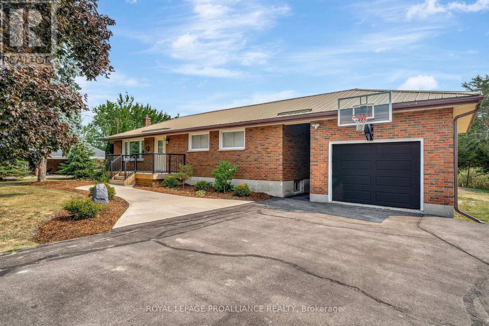 206 Elmwood Drive, Belleville, Ontario  K8N 4Z4 - Photo 1 - X12394656