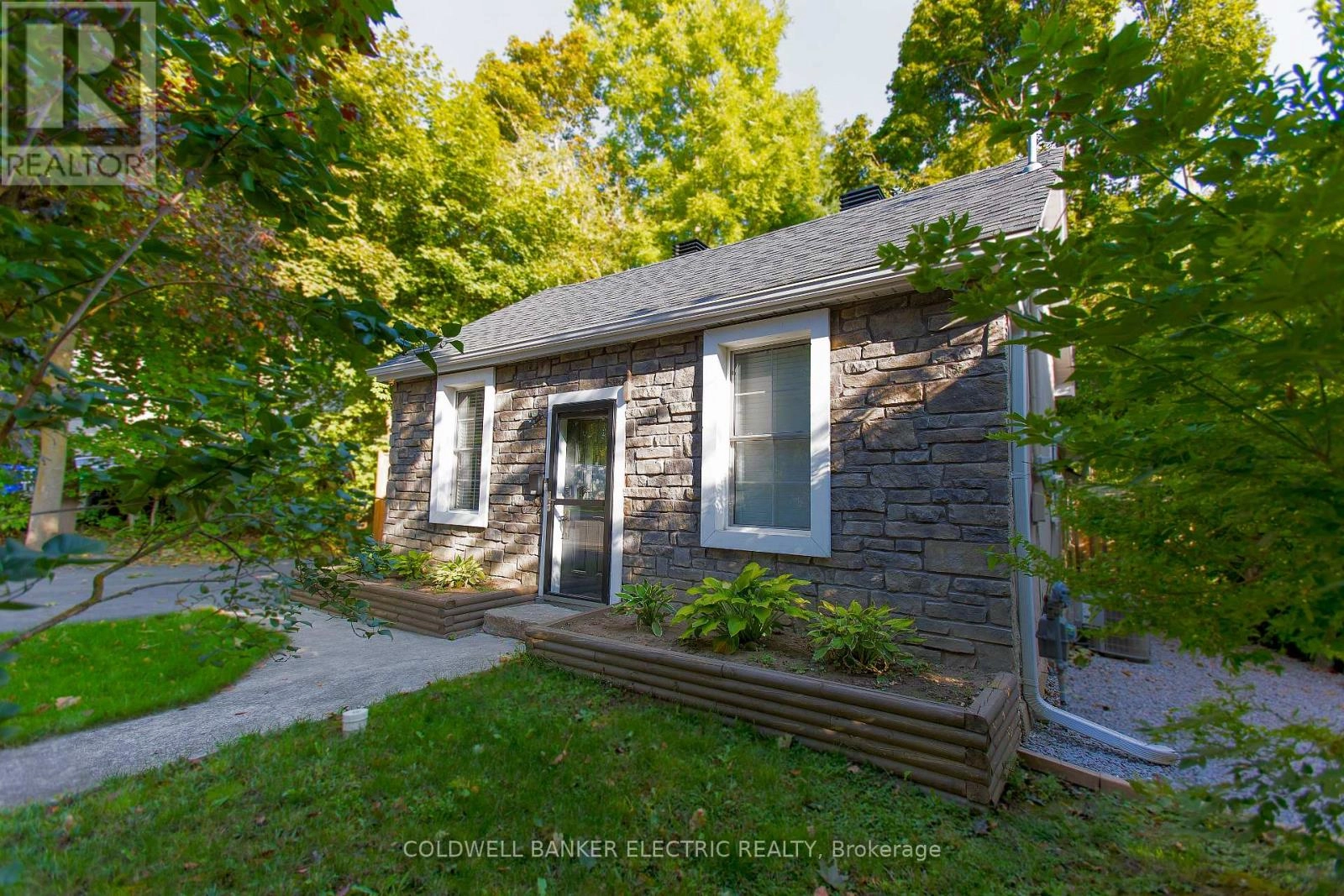 188 Antrim Street, Peterborough, Ontario  K9H 3G4 - Photo 2 - X12396409
