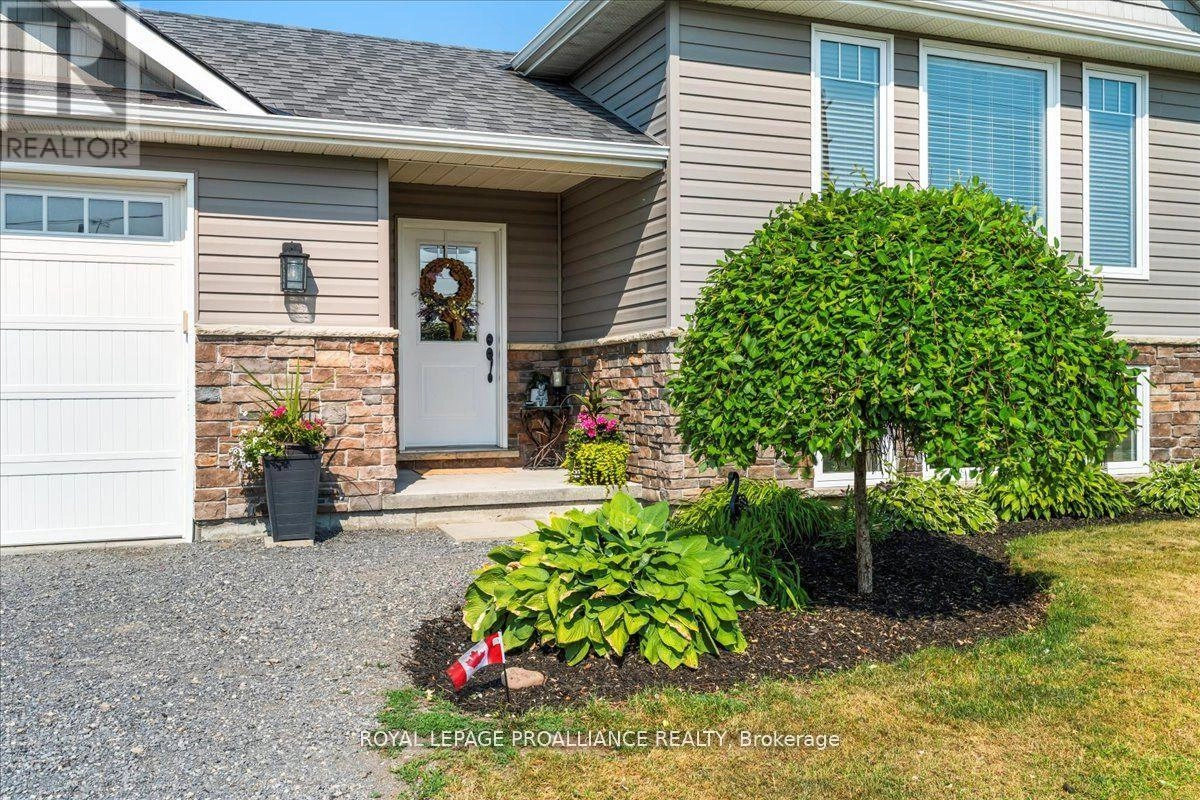 20846 Loyalist Parkway, Prince Edward County, Ontario  K0K 1T0 - Photo 3 - X12400343