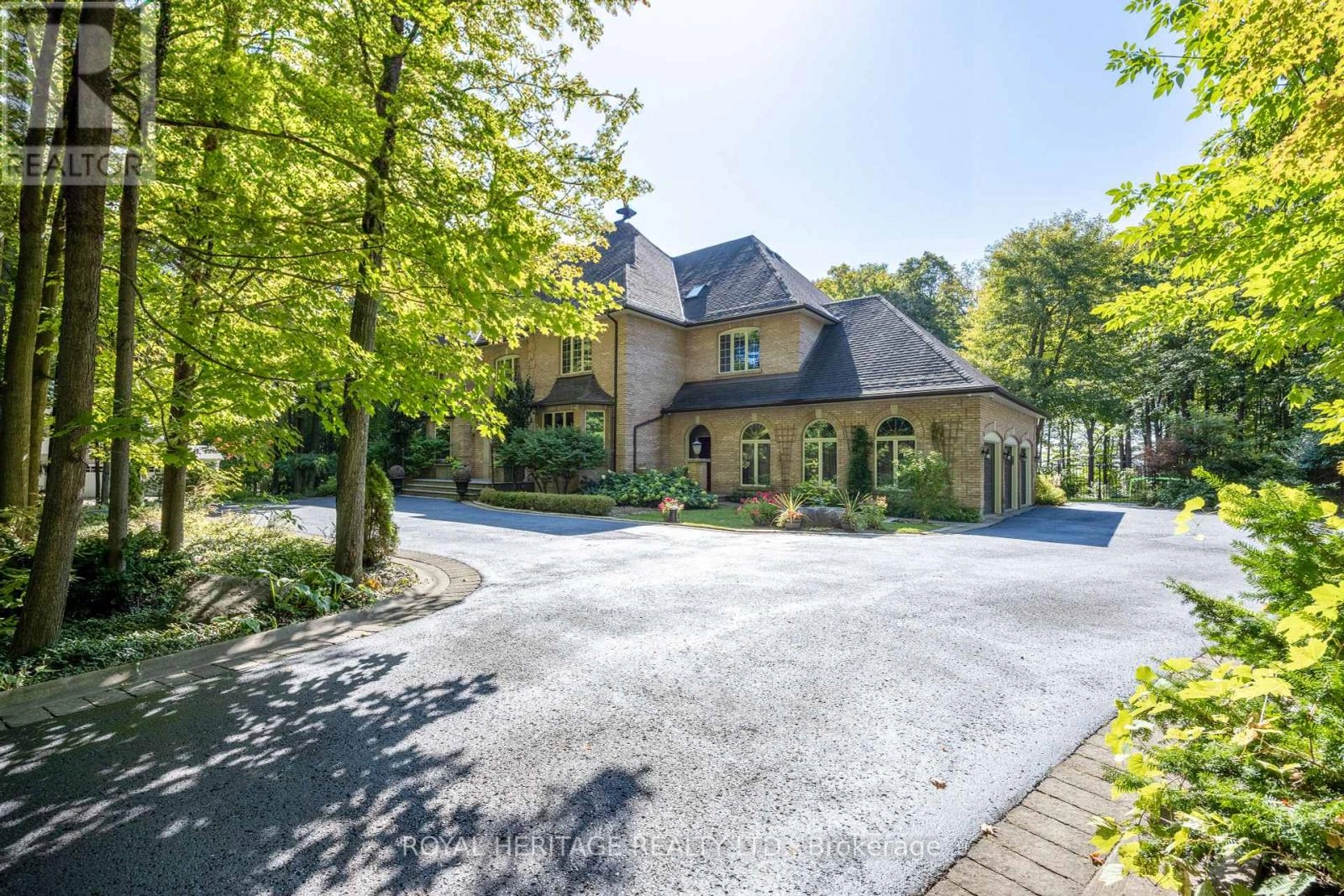 226 Forest Ridge Road, Richmond Hill, Ontario  L4E 3L8 - Photo 2 - N12402438