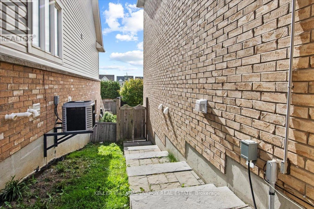 213 Glenabbey Drive, Clarington, Ontario  L1E 0C4 - Photo 2 - E12402537