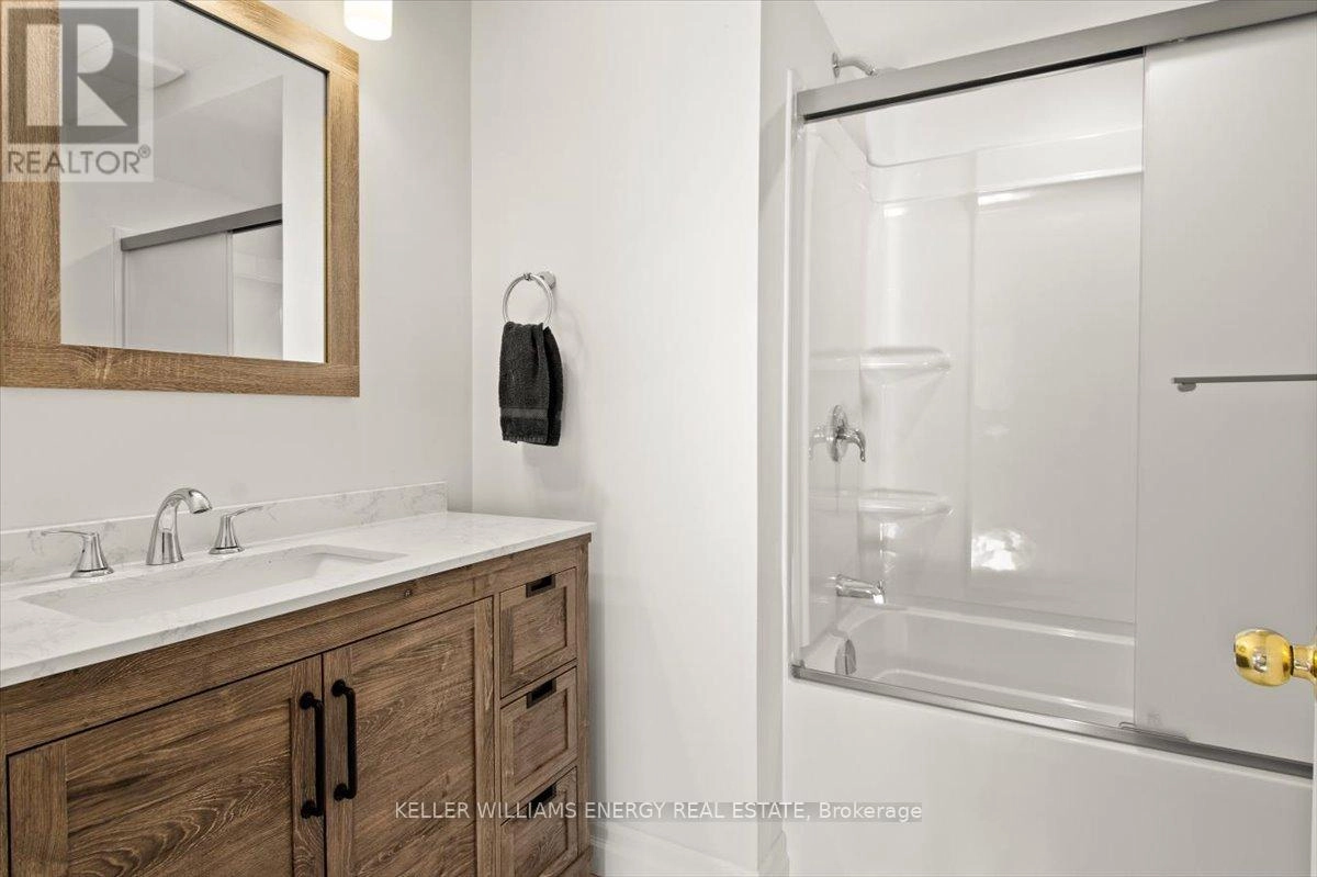 213 Glenabbey Drive, Clarington, Ontario L1E 0C4 - Photo 7 - E12402537