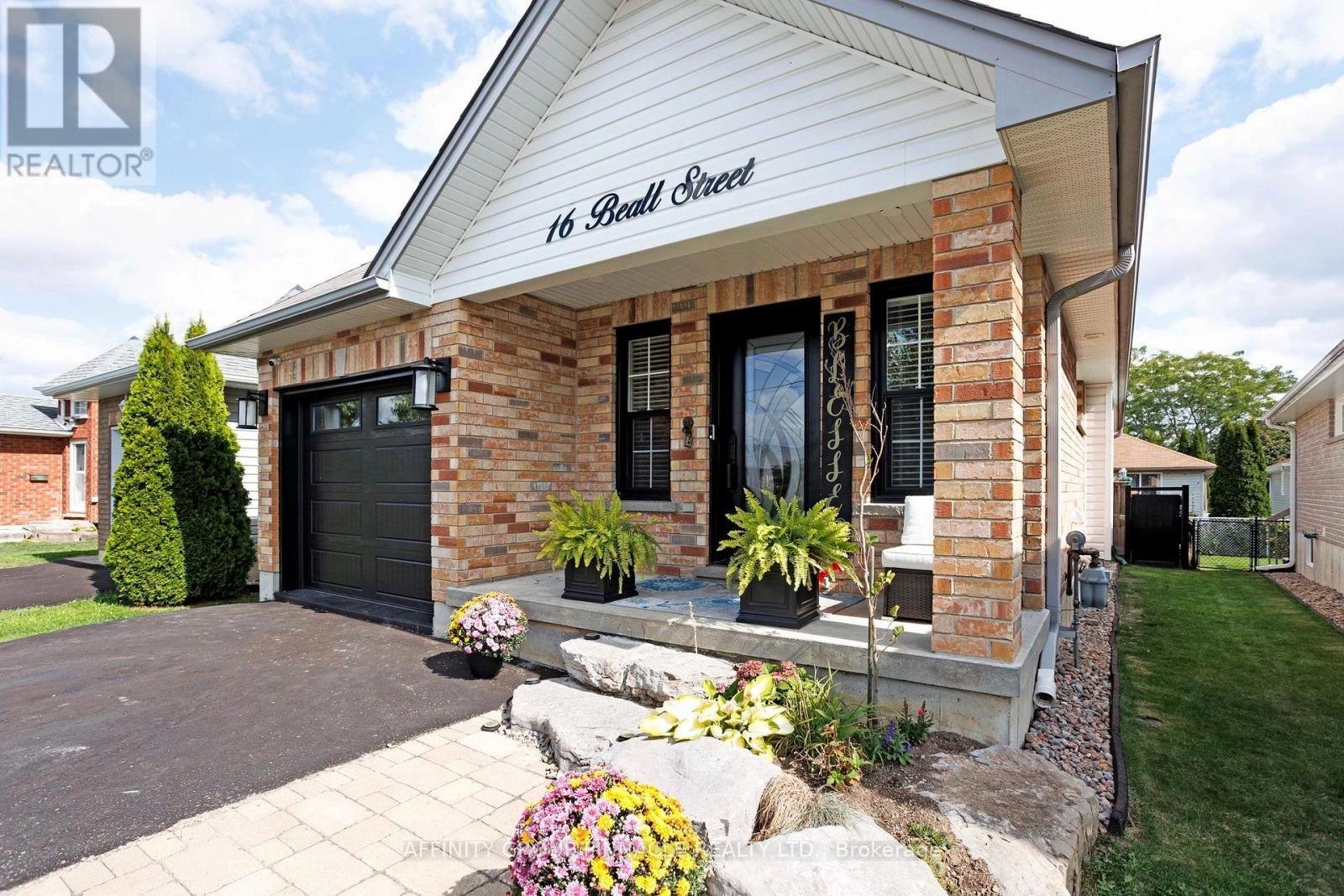 16 Beall Street, Kawartha Lakes, Ontario  K9V 6J6 - Photo 3 - X12404904