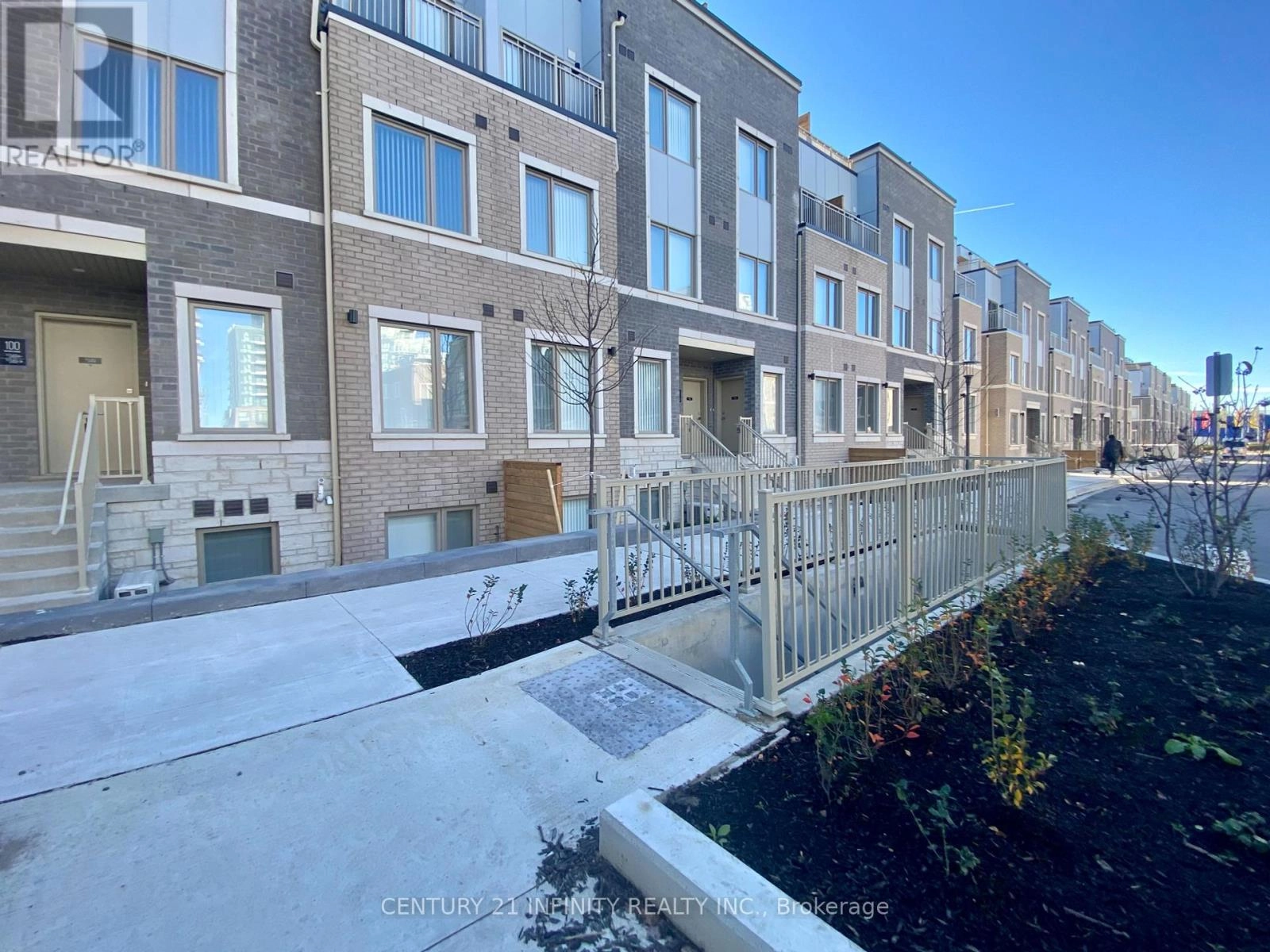 337 - 100 Honeycrisp Crescent, Vaughan, Ontario  L4K 0N7 - Photo 3 - N12405477