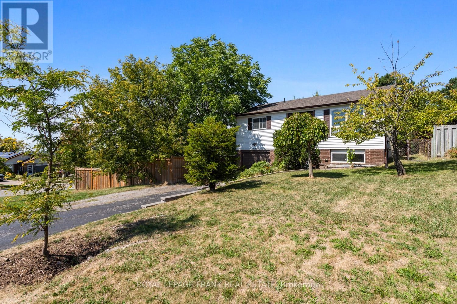 929 Southdown Drive, Oshawa, Ontario  L1H 7Z5 - Photo 2 - E12406429