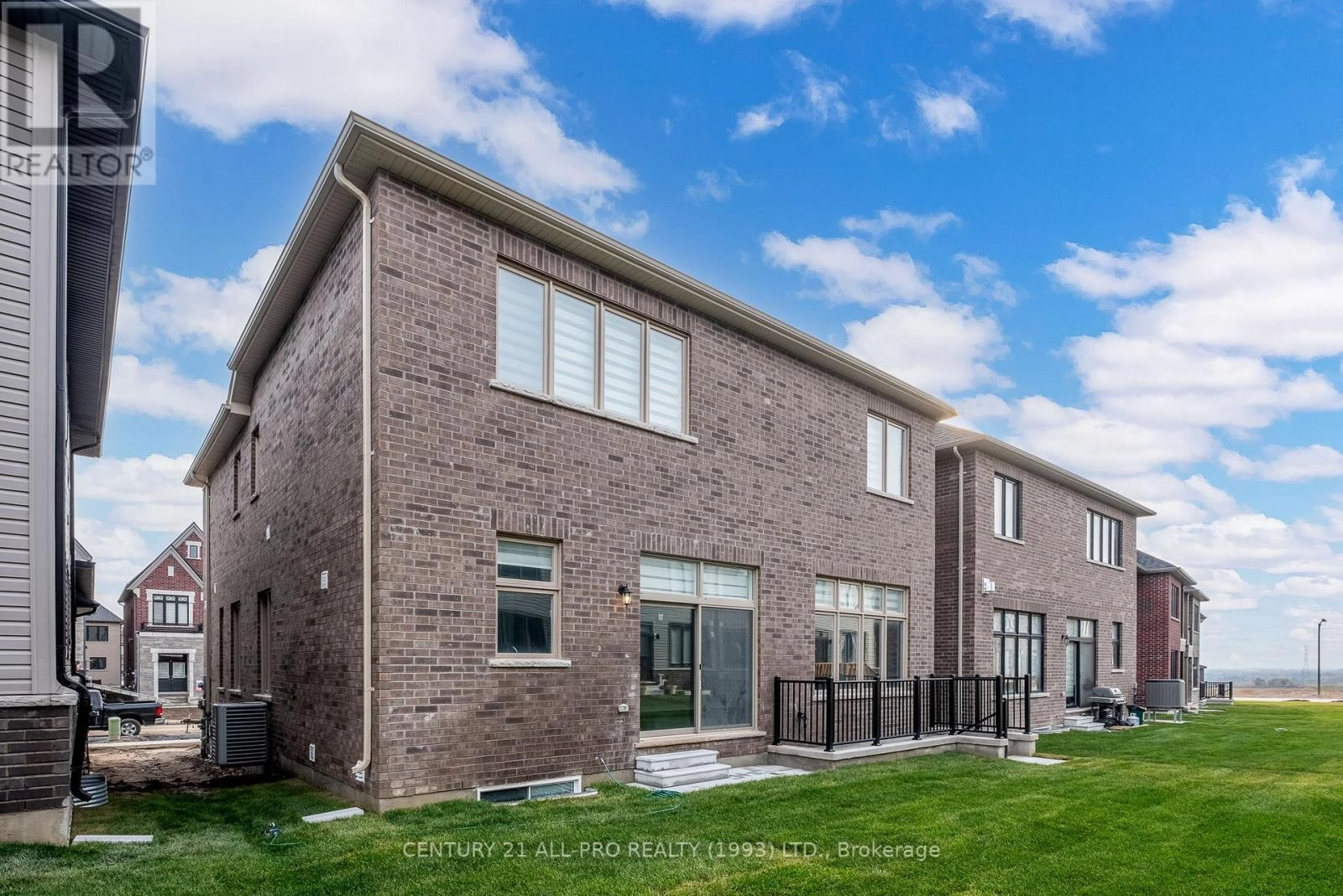 1040 Suddard Avenue, Oshawa, Ontario  L1L 0V5 - Photo 2 - E12407138