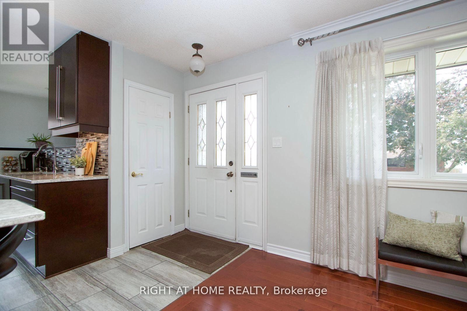207 Hallett Avenue, Whitby, Ontario  L1N 5K9 - Photo 2 - E12407148