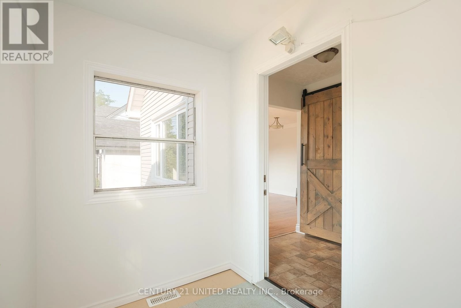 334 Mckellar Street, Peterborough South, Ontario  K9J 1P7 - Photo 3 - X12407573