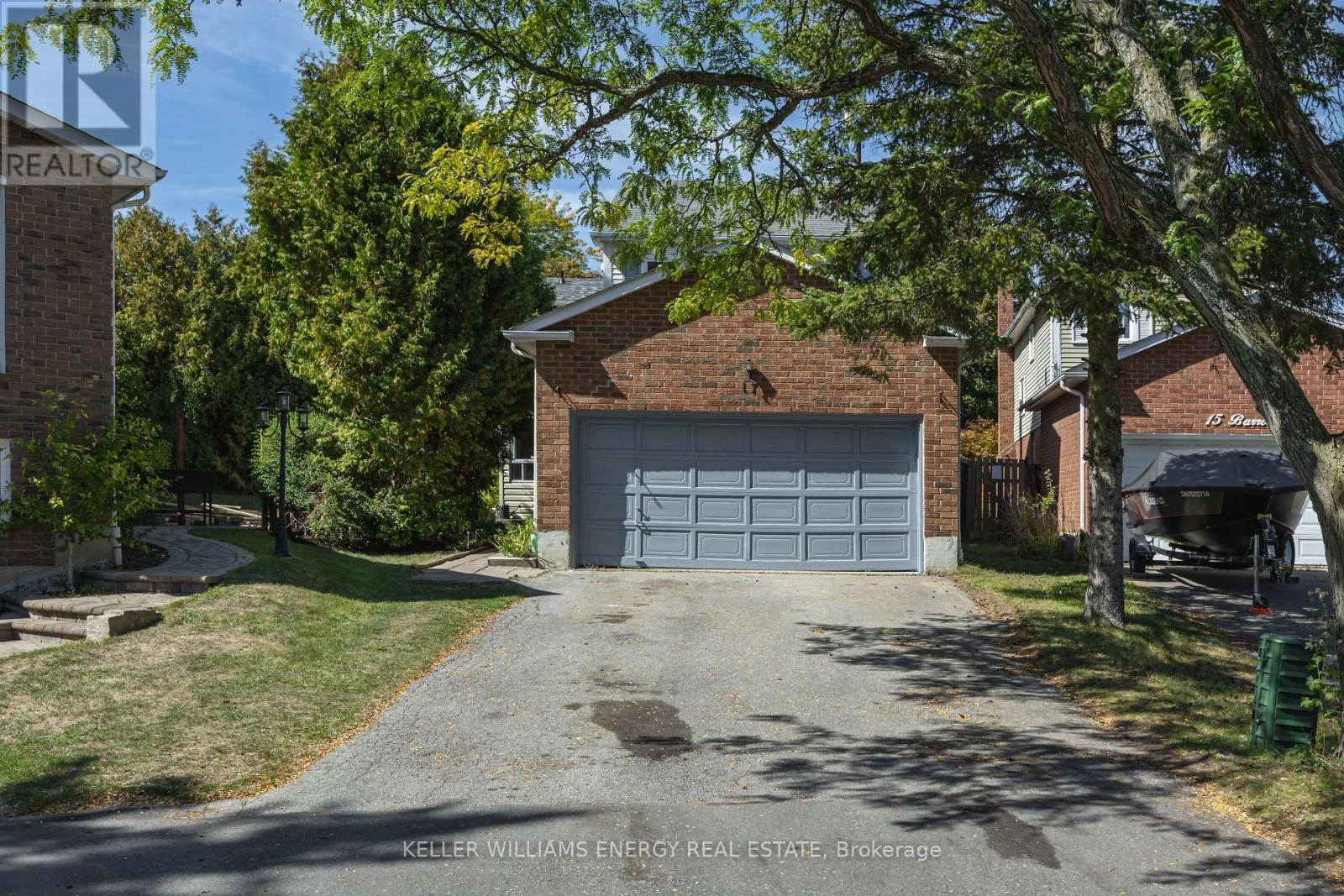 17 Barrow Court, Whitby, Ontario  L1P 1E4 - Photo 2 - E12407904
