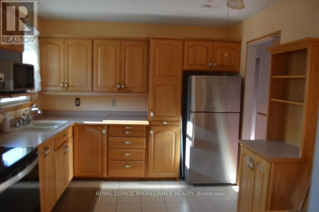 118 Nicholas Street, Quinte West, Ontario  K8V 6B2 - Photo 2 - X12408352