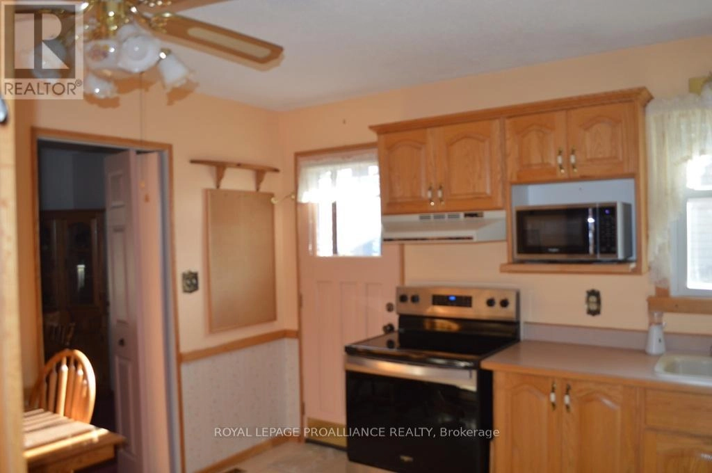 118 Nicholas Street, Quinte West, Ontario  K8V 6B2 - Photo 3 - X12408352