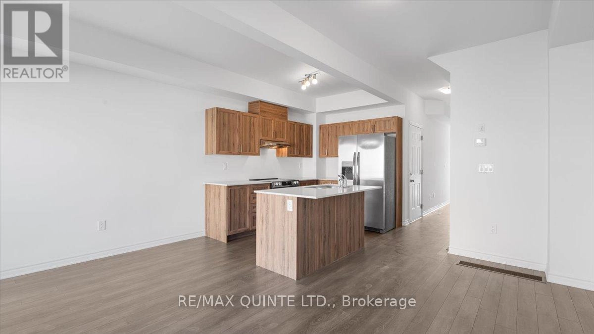 53 Lincoln Drive, Belleville, Ontario  K8N 0T7 - Photo 3 - X12410721