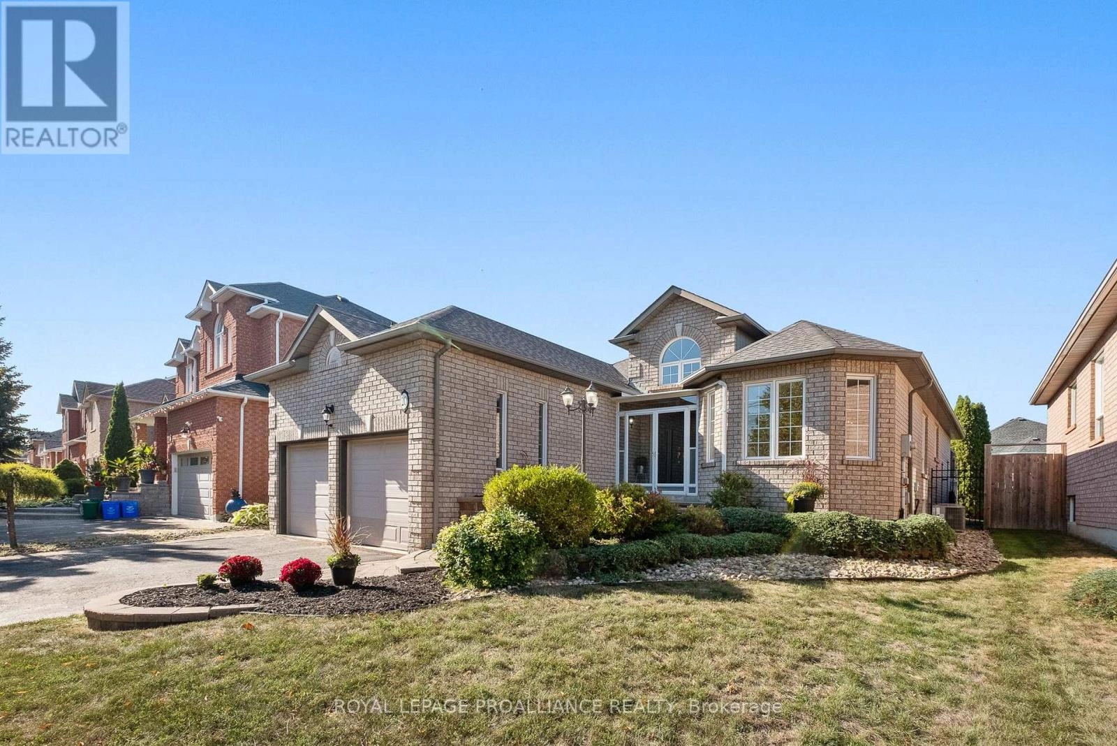 20 Patrick Drive, Whitby, Ontario  L1R 2L1 - Photo 1 - E12410193