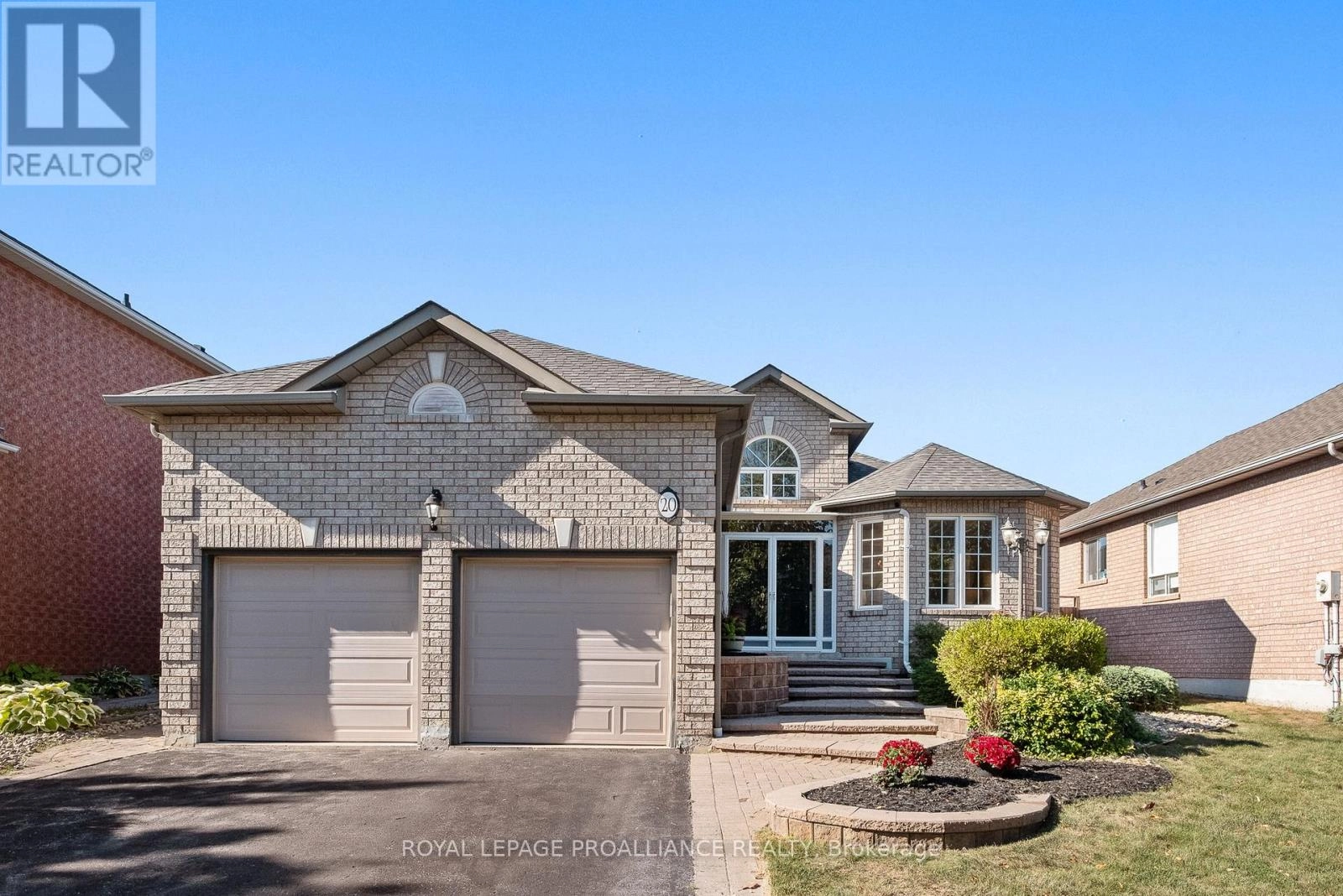 20 Patrick Drive, Whitby, Ontario  L1R 2L1 - Photo 2 - E12410193