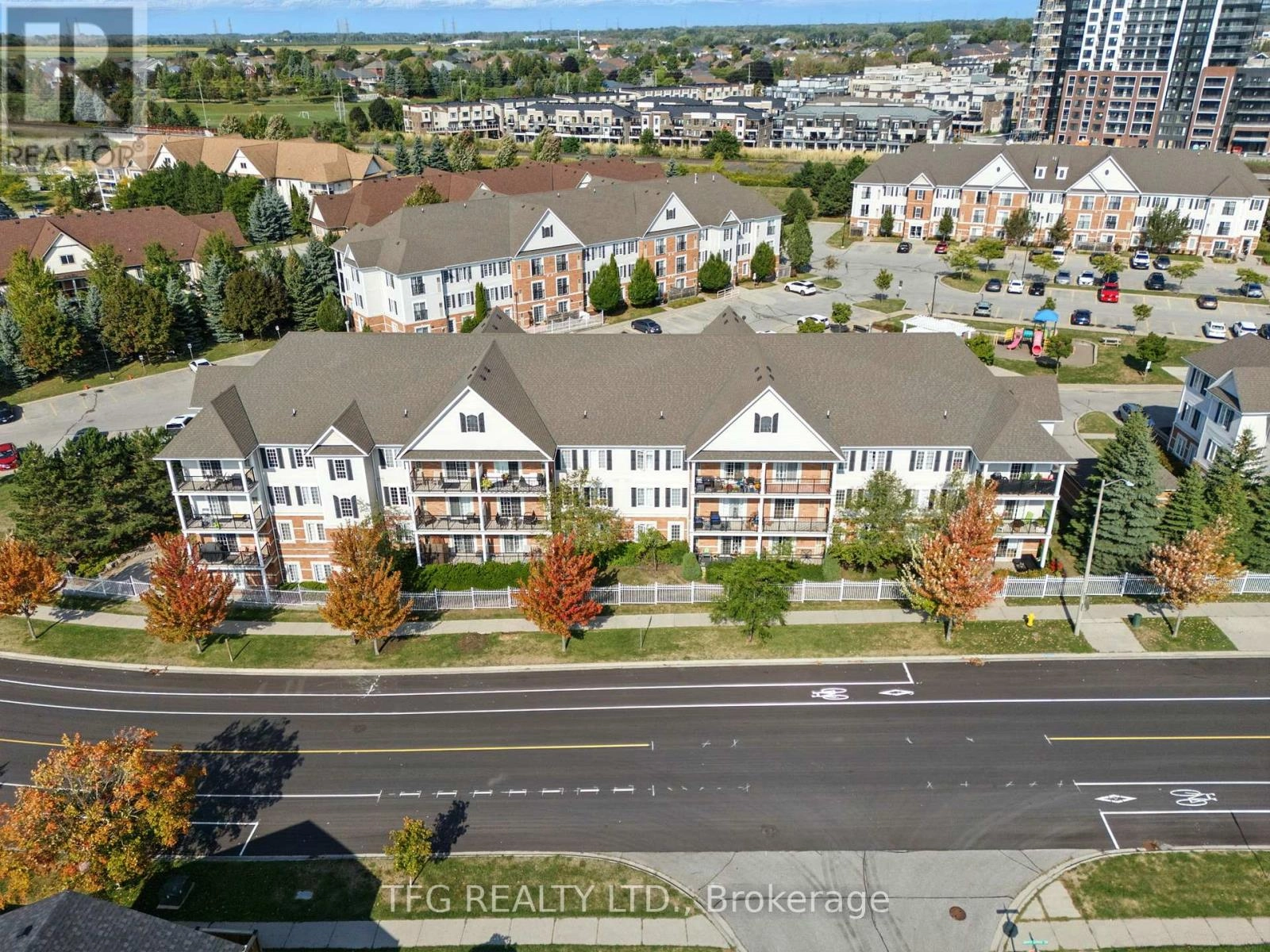 211 - 106 Aspen Springs Drive, Clarington, Ontario  L1C 5N7 - Photo 2 - E12413911