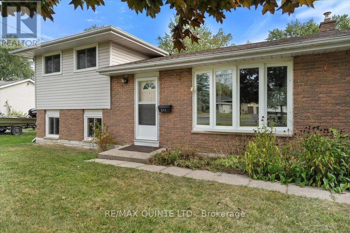 318 Montrose Road, Quinte West, Ontario  K8R 1A9 - Photo 2 - X12415420